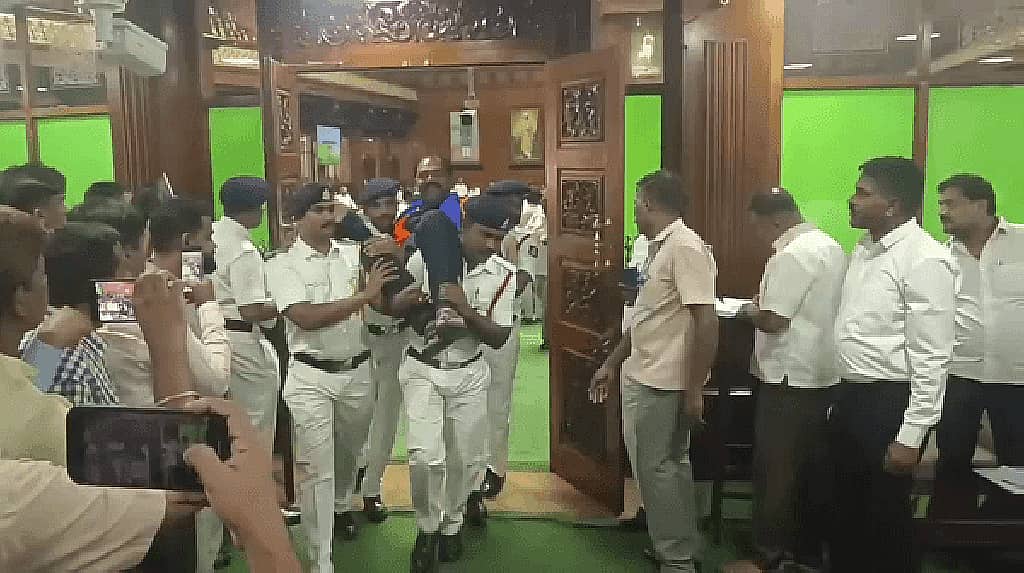 ವಿಧಾನಸಭೆ ಗದ್ದಲ, ಸ್ಪೀಕರ್ಗೆ 'ಅಗೌರವ': 6 ತಿಂಗಳ ಕಾಲ 18 BJP ಶಾಸಕರು ಅಮಾನತು; ಯುಟಿ ಖಾದರ್ ಆದೇಶ