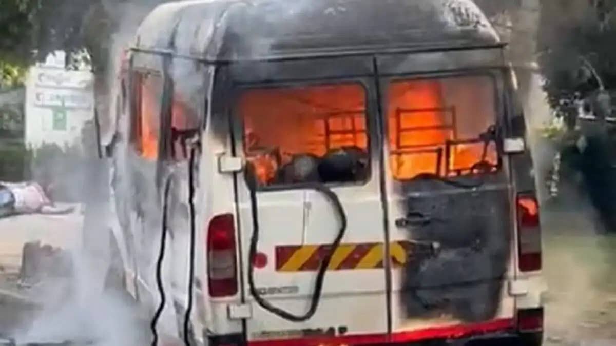 Pune: ಸಂಬಳ ಕಡಿತದಿಂದ ರೊಚ್ಚಿಗೆದ್ದ ಡ್ರೈವರ್; ಮಿನಿ ಬಸ್ ಗೆ ಬೆಂಕಿ ಹಚ್ಚಿ ಪ್ರತೀಕಾರ; ನಾಲ್ವರ ಸಜೀವ ದಹನ