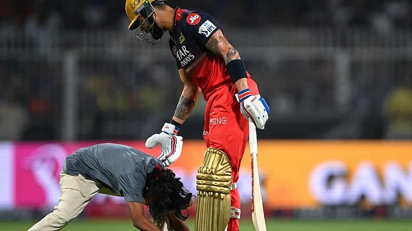 'ಇವ್ನ್ ಎಲ್ಲಿಂದ ಬಂದ..': ಭದ್ರತಾ ಸಿಬ್ಬಂದಿಗೇ ಚಳ್ಳೆ ಹಣ್ಣು ತಿನ್ನಿಸಿ Virat Kohli ಕಾಲಿಗೆ ಬಿದ್ದ ಅಭಿಮಾನಿ!