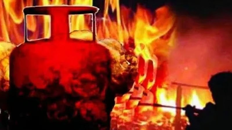 ಬೆಂಗಳೂರು: ಮನೆಯಲ್ಲಿ ಸಿಲಿಂಡರ್ ಸ್ಫೋಟ; ತೀವ್ರ ಸುಟ್ಟ ಗಾಯಗಳಿಂದ ಗಂಭೀರ ಪರಿಸ್ಥಿತಿಯಲ್ಲಿ ದಂಪತಿ!