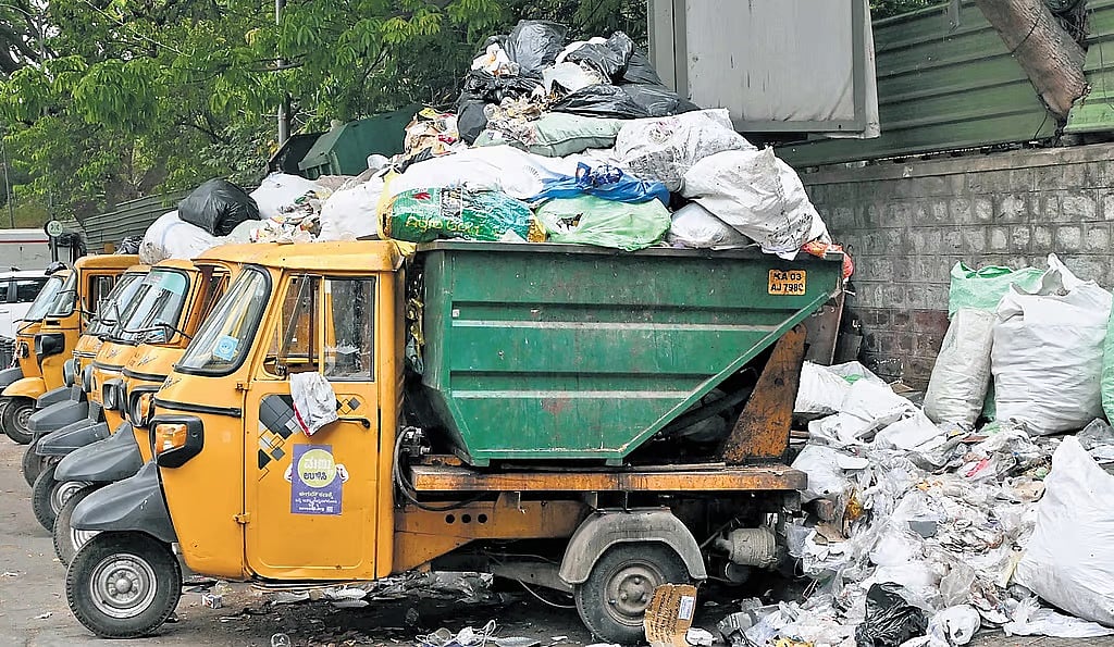 BSWML ನೌಕರರಿಂದ ಮುಷ್ಕರ ಶುರು: 5,300 ಆಟೋ ಟಿಪ್ಪರ್, 700 ಕಸದ ಲಾರಿಗಳ ಸಂಚಾರ ಸ್ಥಗಿತ