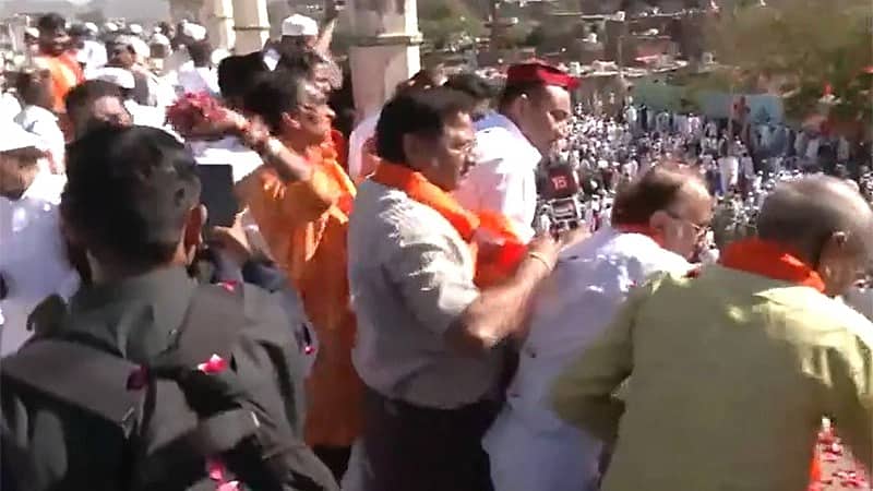 ಅಪರೂಪದ ಘಟನೆ: ಈದ್ ಪ್ರಾರ್ಥನೆ ಸಲ್ಲಿಸುತ್ತಿದ್ದ ಮುಸ್ಲಿಮರ ಮೇಲೆ ಹಿಂದೂಗಳಿಂದ ಪುಷ್ಪವೃಷ್ಟಿ! Video