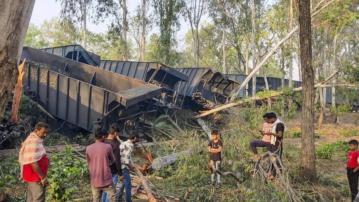 ಜಾರ್ಖಂಡ್: ಗೂಡ್ಸ್ ರೈಲುಗಳು ಮುಖಾಮುಖಿ ಡಿಕ್ಕಿ; ಎಂಜಿನ್ಗಳು ನಜ್ಜುಗುಜ್ಜು, ಇಬ್ಬರು ಸಾವು