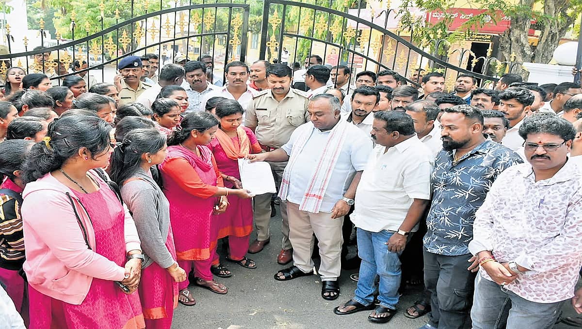 KSIC ಕಾರ್ಖಾನೆ ಗೇಟ್ಗಳಿಗೆ ಬೀಗ: ಹೊರಗುತ್ತಿಗೆ ಕಾರ್ಮಿಕರ ಆಕ್ರೋಶ