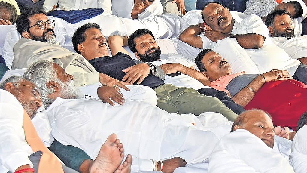 ಬೆಲೆ ಏರಿಕೆಗೆ ಖಂಡನೆ: BJP ಅಹೋರಾತ್ರಿ ಧರಣಿ, BSY ಭಾಗಿ, ಸರ್ಕಾರದ ವಿರುದ್ಧ ಆಕ್ರೋಶ