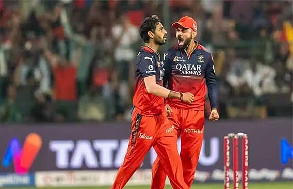 IPL: ಐಪಿಎಲ್ ಇತಿಹಾಸದಲ್ಲಿ ಪವರ್ಪ್ಲೇನಲ್ಲಿ ಅತಿ ಹೆಚ್ಚು ವಿಕೆಟ್ ಪಡೆದವರು: ಅಗ್ರಸ್ಥಾನದಲ್ಲಿ ಆರ್ಸಿಬಿ ಬೌಲರ್