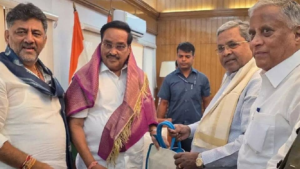ಮೇಕೆದಾಟು-ಭದ್ರಾ ಮೇಲ್ದಂಡೆ ಯೋಜನೆಗಳಿಗೆ ಅನುಮೋದನೆ ನೀಡುವಂತೆ ಕೇಂದ್ರ ಜಲಶಕ್ತಿ ಸಚಿವರಿಗೆ CM ಸಿದ್ದರಾಮಯ್ಯ, DCM ಶಿವಕುಮಾರ್ ಮನವಿ!
