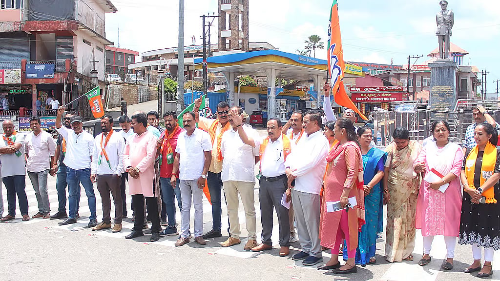 ಬಿಜೆಪಿ ಕಾರ್ಯಕರ್ತ ಆತ್ಮಹತ್ಯೆ: ಕಾಂಗ್ರೆಸ್ ಮುಖಂಡ ತೆನ್ನಿರ ಮೈನಾ ಬಂಧನಕ್ಕೆ ಆಗ್ರಹಿಸಿ ಪ್ರತಿಭಟನೆ