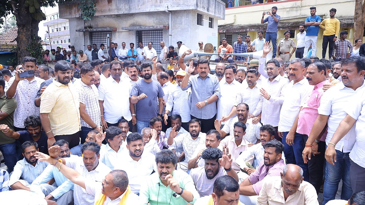 ಪಕ್ಷದ ಕಾರ್ಯಕರ್ತ ವಿನಯ್ ಸೋಮಯ್ಯ ಸಾವು ಖಂಡಿಸಿ ಕುಶಾಲನಗರದಲ್ಲಿ ಬಿಜೆಪಿ ಪ್ರತಿಭಟನೆ