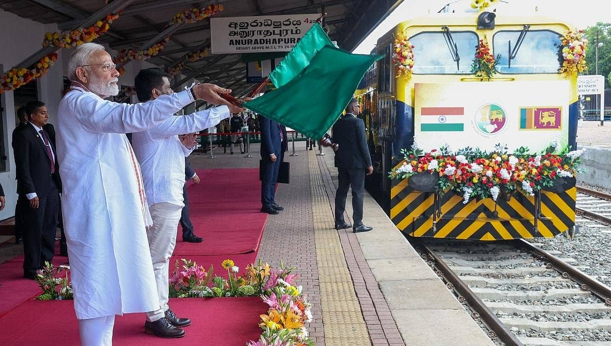 ಶ್ರೀಲಂಕಾದ ಪವಿತ್ರ ಬೋಧಿ ವೃಕ್ಷಕ್ಕೆ ಪ್ರಧಾನಿ ಮೋದಿ ಭೇಟಿ, ಭಾರತದ ನೆರವಿನ ರೈಲ್ವೆ ಯೋಜನೆಗಳಿಗೆ ಚಾಲನೆ
