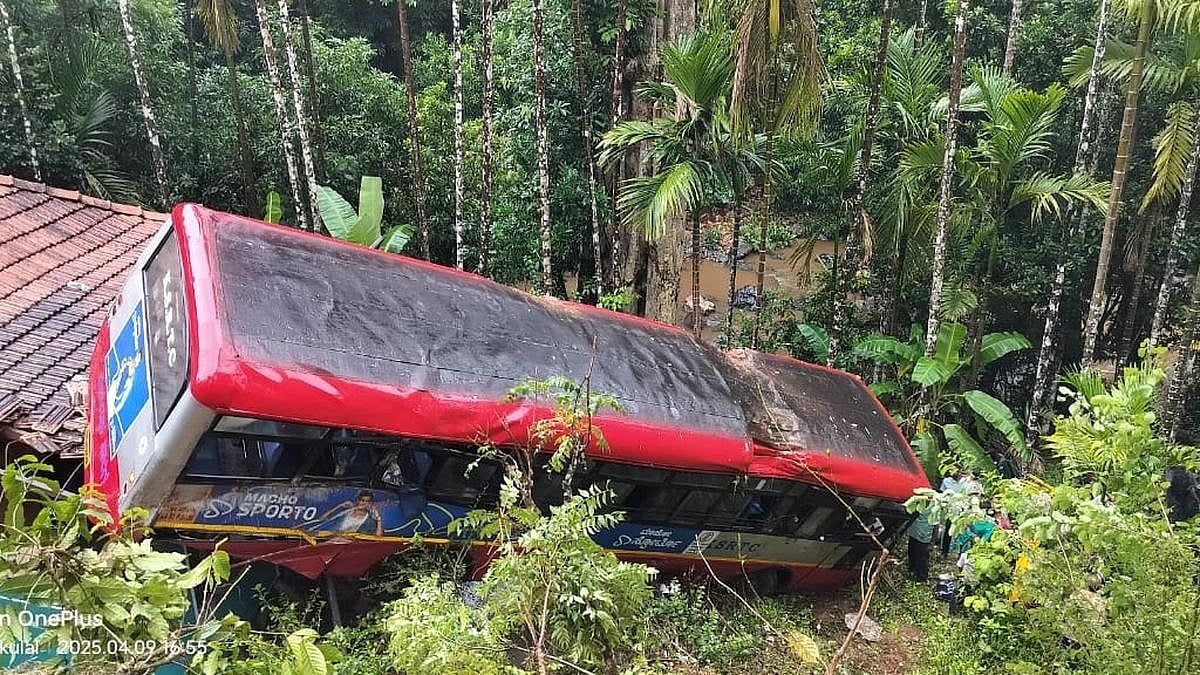 ಚಿಕ್ಕಮಗಳೂರು: ಮನೆ ಮೇಲೆ KSRTC ಬಸ್ ಬಿದ್ದು 30 ಮಂದಿಗೆ ಗಾಯ