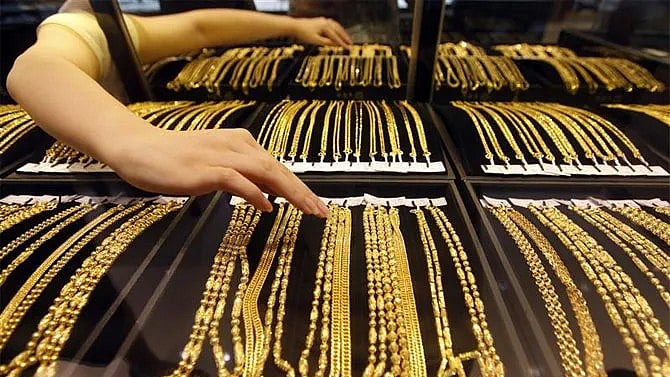 Gold rate: ಸುಂಕ ಸಮರದ ನಡುವೆ ಚಿನ್ನದ ಬೆಲೆ ಗಗನಕ್ಕೆ! 10 ಗ್ರಾಂ ಬೆಲೆ 96,450 ರೂ; ಬೆಂಗಳೂರಿನಲ್ಲಿ ಈಗ ಎಷ್ಟಿದೆ ಗೊತ್ತಾ?