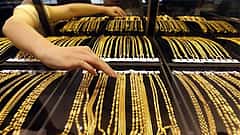 Gold rate: ಸುಂಕ ಸಮರದ ನಡುವೆ ಚಿನ್ನದ ಬೆಲೆ ಗಗನಕ್ಕೆ! 10 ಗ್ರಾಂ ಬೆಲೆ 96,450 ರೂ; ಬೆಂಗಳೂರಿನಲ್ಲಿ ಈಗ ಎಷ್ಟಿದೆ ಗೊತ್ತಾ?