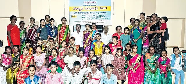 ಗದಗ ಪಟ್ಟಣದ ಸಮೀಪದ ಕುರ್ತಕೋಟಿ ಗ್ರಾಮದಲ್ಲಿ ಸಂಸ್ಕೃತ ಭಾಷೆ ತರಬೇತಿ ಶಿಬಿರ ನಡೆಸುತ್ತಿರುವುದು.