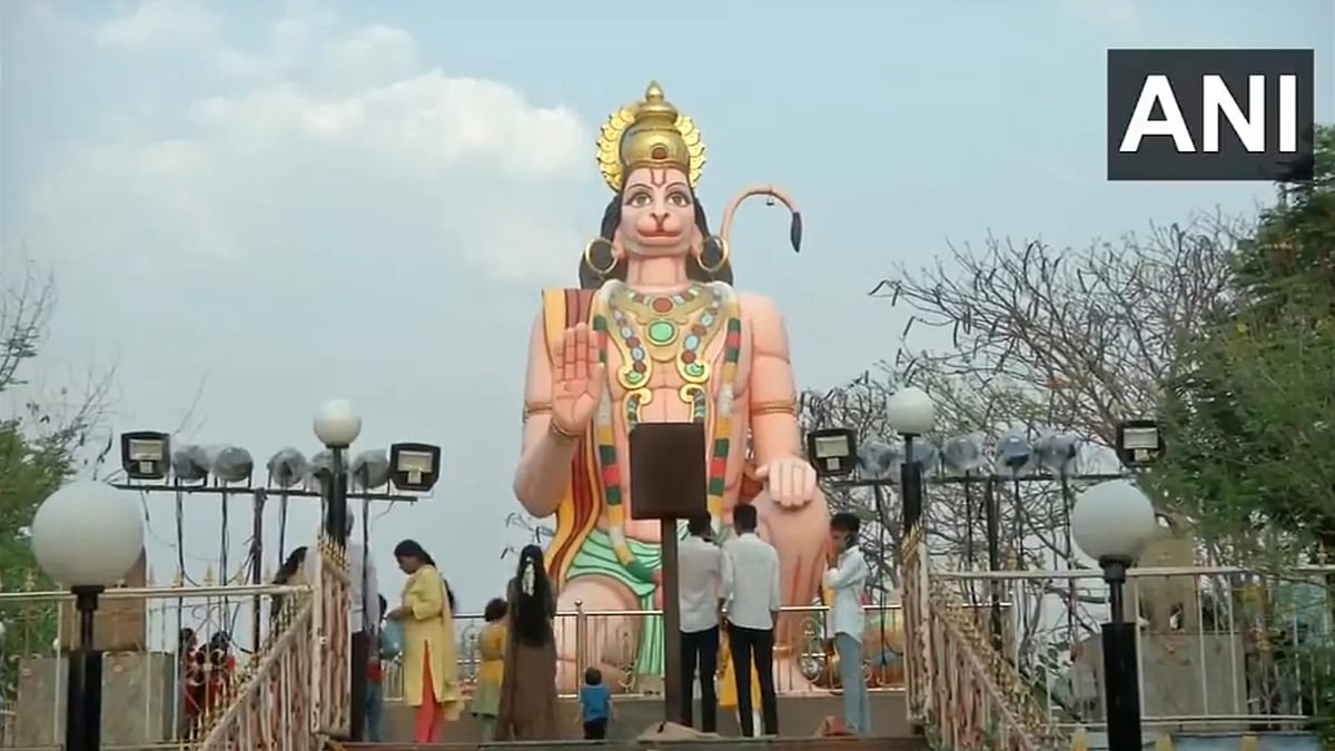 ದೇಶದಾದ್ಯಂತ ಹನುಮ ಜಯಂತಿ ಸಂಭ್ರಮ: ವಿವಿಧ ದೇಗುಲಗಳಲ್ಲಿ ವಿಶೇಷ ಪೂಜೆ; ಭಕ್ತರಿಂದ ಮಹಾಬಲಿ ಹನುಮಂತನ ನಾಮ ಜಪ