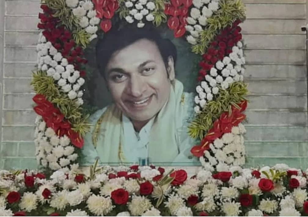 ಡಾ. ರಾಜ್ ಕುಮಾರ್ 19ನೇ ವರ್ಷದ ಪುಣ್ಯಸ್ಮರಣೆ: ಕುಟುಂಬಸ್ಥರಿಂದ ನಮನ