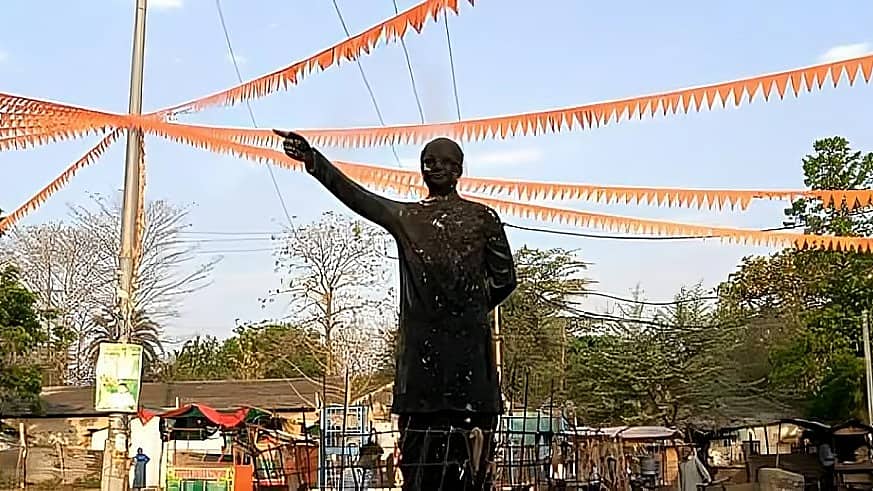 ಒಡಿಶಾ: ಮಾಜಿ ಸಿಎಂ ಬಿಜು ಪಟ್ನಾಯಕ್ ಪ್ರತಿಮೆಗೆ ಬೆಂಕಿ, ಭುಗಿಲೆದ್ದ ರಾಜಕೀಯ ವಿವಾದ!
