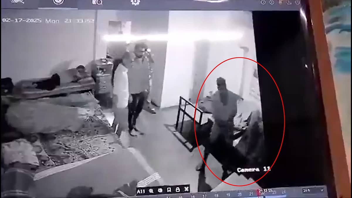 Video: ರಿಹಾಬ್ ಸೆಂಟರ್ ಗೆ ಸೇರಿಸೋ ಮುನ್ನ ಎಚ್ಚರ..; ವ್ಯಕ್ತಿ ಮೇಲೆ ಮನಸೋ ಇಚ್ಛೆ ಹಲ್ಲೆ!