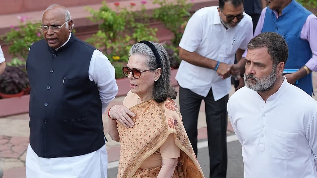 National Herald Case: ಸೋನಿಯಾ-ರಾಹುಲ್ ವಿರುದ್ಧ ED ಚಾರ್ಚ್'ಶೀಟ್; ಕೇಂದ್ರದ ವಿರುದ್ಧ ರಾಷ್ಟ್ರವ್ಯಾಪಿ ಪ್ರತಿಭಟನೆಗೆ ಕಾಂಗ್ರೆಸ್ ಮುಂದು!