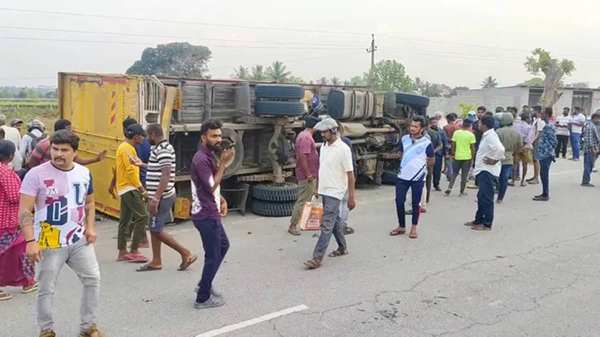 ಚಿಕ್ಕಬಳ್ಳಾಪುರ: ಬೈಕ್ ಮೇಲೆ ಕಂಟೇನರ್ ಬಿದ್ದು ಅಪ್ಪ, ಮಗಳು ಸಾವು