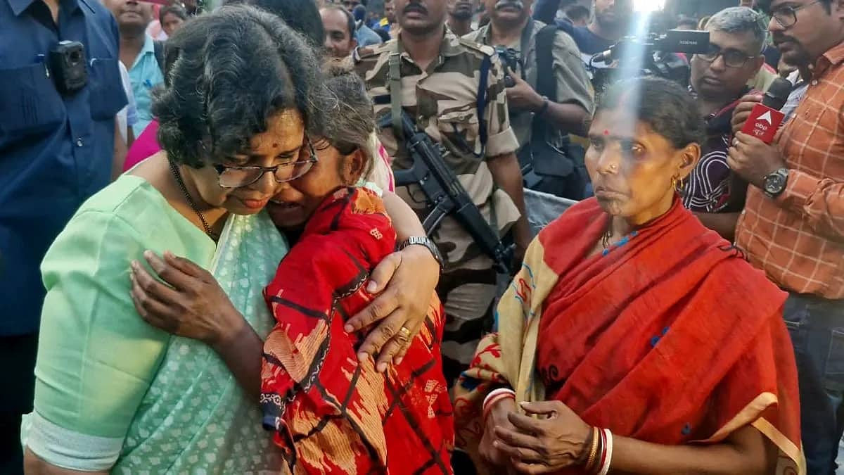 ಮುರ್ಷಿದಾಬಾದ್ ನಲ್ಲಿ ಗಲಭೆ ಪೀಡಿತ ಜನರ ಭೇಟಿ ಮಾಡಿ ಧೈರ್ಯ ತುಂಬಿದ NCW ತಂಡ