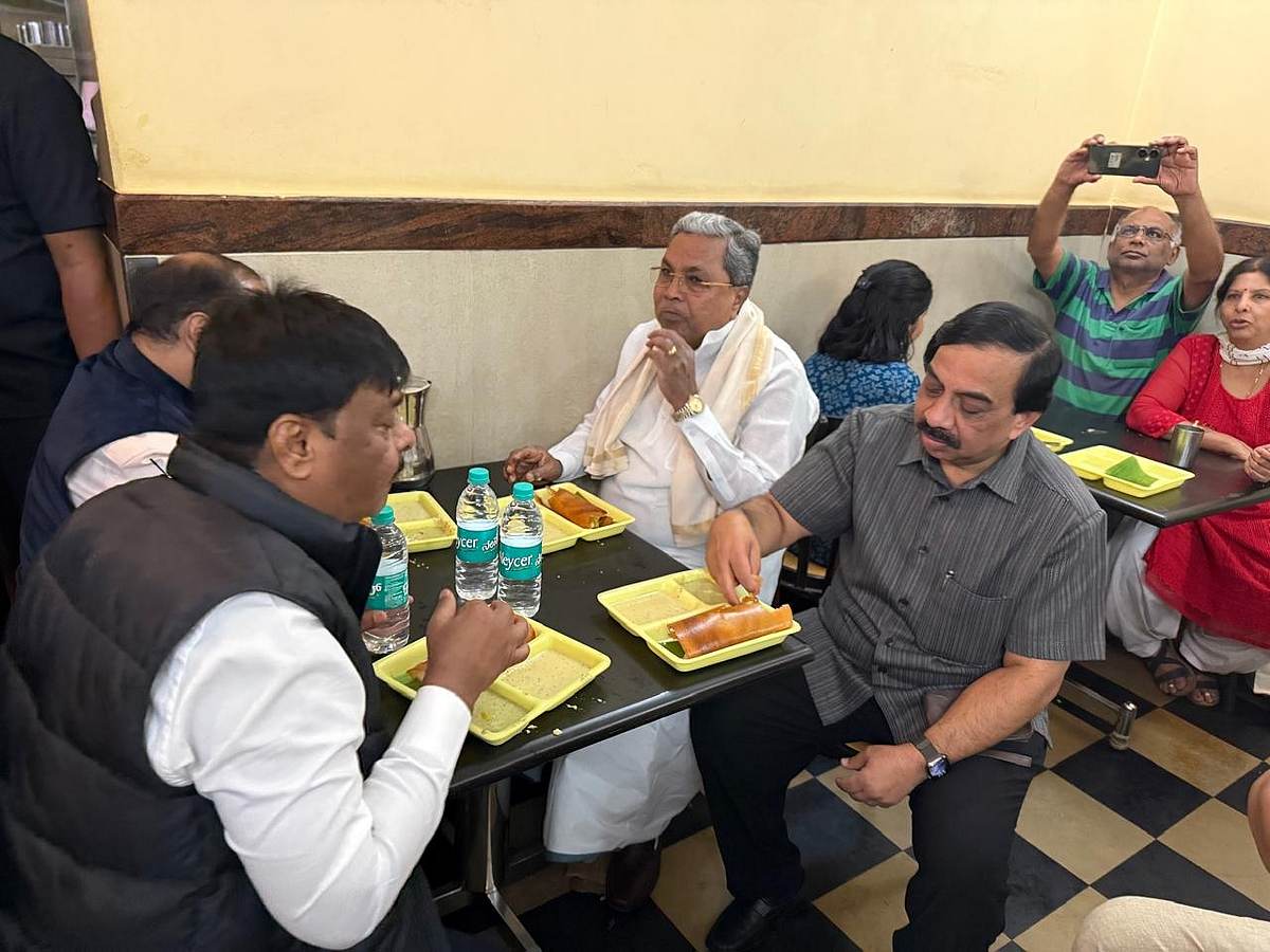 CTRನಲ್ಲಿ ಮಸಾಲೆ ದೋಸೆ ಸವಿದು ಚಿನ್ನಸ್ವಾಮಿ ಸ್ಟೇಡಿಯಂನಲ್ಲಿ RCB ಪಂದ್ಯ ವೀಕ್ಷಿಸಿದ ಸಿಎಂ ಸಿದ್ದರಾಮಯ್ಯ