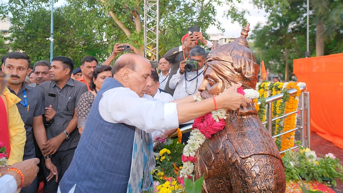 ಔರಂಗಜೇಬ್ ಒಬ್ಬ ಧರ್ಮಾಂಧ, ಕ್ರೂರಿ; ಬಾಬರ್ ನ್ನು ವೈಭವೀಕರಿಸುವುದರಿಂದ ದೇಶದ ಮುಸ್ಲಿಮರಿಗೆ ಅವಮಾನ: Rajnath Singh