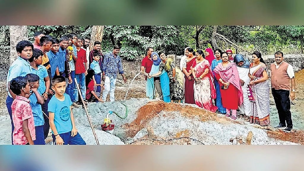 ಸರ್ಕಾರಿ ಶಾಲೆಗೆ ಹೊಸ ರೂಪ: ನೂರಾರು ವಿದ್ಯಾರ್ಥಿಗಳಿಗೆ ಆಶಾಕಿರಣವಾದ ಶಿಕ್ಷಕಿಯರು..!