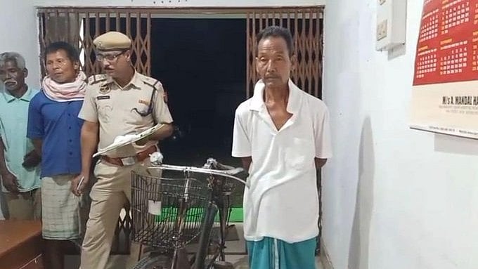 ಪತ್ನಿ ತಲೆ ಕತ್ತರಿಸಿ ಸೈಕಲ್ ನಲ್ಲಿ ಪೊಲೀಸ್ ಠಾಣೆಗೆ ತಂದ ಭೂಪ, ಕಾರಣ ನಿಗೂಢ?