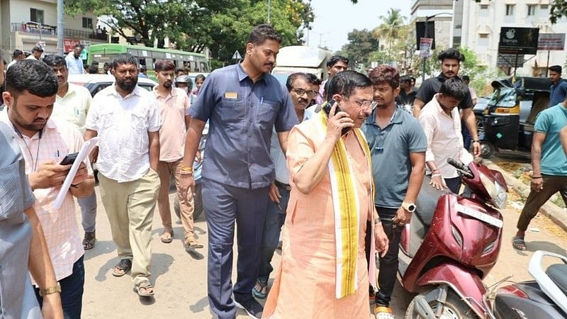 ಅಪಘಾತದಲ್ಲಿ ಬೈಕ್ ಸವಾರನಿಗೆ ಗಾಯ: ಬೆಂಗಾವಲು ವಾಹನದಲ್ಲಿ ಆಸ್ಪತ್ರೆಗೆ ದಾಖಲು; ಮಾನವೀಯತೆ ಮೆರೆದ ಕೇಂದ್ರ ಸಚಿವ ಪ್ರಹ್ಲಾದ್ ಜೋಶಿ