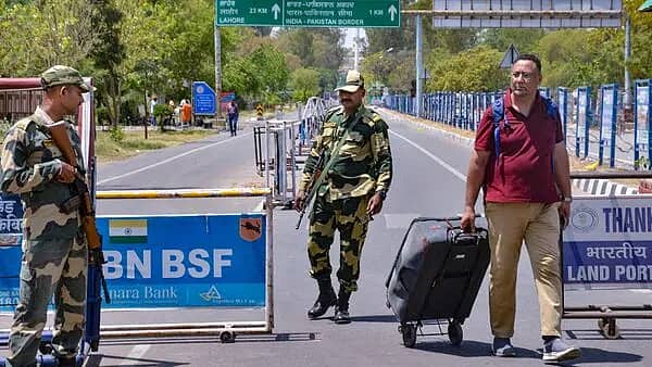 'ಆದಷ್ಟು ಬೇಗ ಭಾರತಕ್ಕೆ ಹಿಂತಿರುಗಿ': ಪಾಕ್ನಲ್ಲಿರುವ ಭಾರತೀಯರಿಗೆ ವಿದೇಶಾಂಗ ಸಚಿವಾಲಯ 'ಕಟ್ಟುನಿಟ್ಟಿನ ನಿರ್ದೇಶನ'!