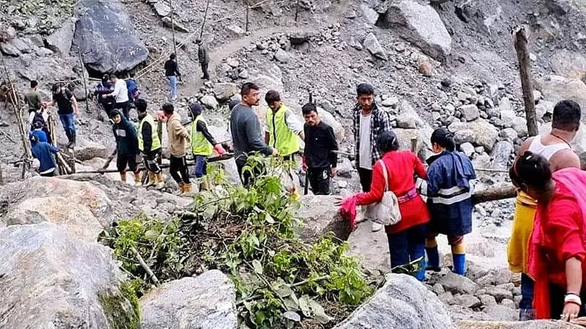 ಉತ್ತರ ಸಿಕ್ಕಿಂನಲ್ಲಿ ಭಾರೀ ಮಳೆ, ಭೂಕುಸಿತ: ಸಂಕಷ್ಟದಲ್ಲಿ ಸಿಲುಕಿದ 1,000 ಪ್ರವಾಸಿಗರು; Video