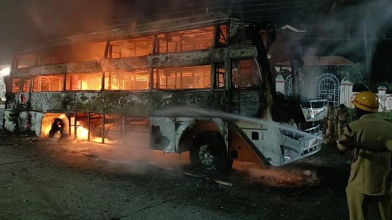 ಬೆಂಗಳೂರು-ಮಂಗಳೂರು ಹೆದ್ದಾರಿಯಲ್ಲಿ ಹೊತ್ತಿ ಉರಿದ ಖಾಸಗಿ ಬಸ್: 25 ಪ್ರಯಾಣಿಕರು ಪಾರು