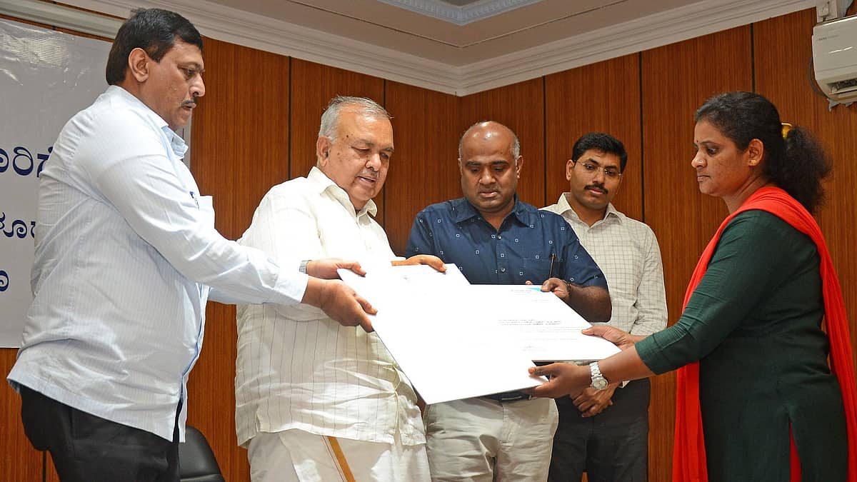 KSRTC: ಅಪಘಾತದಲ್ಲಿ ಮೃತಪಟ್ಟ ಚಾಲಕರ ಕುಟುಂಬಸ್ಥರಿಗೆ ತಲಾ 1 ಕೋಟಿ ರೂ ಹಸ್ತಾಂತರ