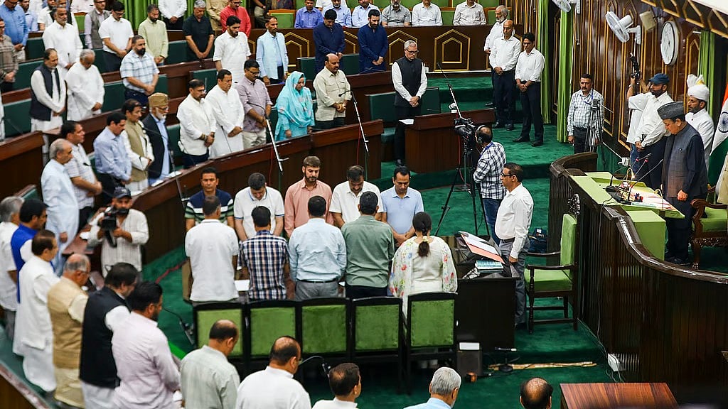 ಜಮ್ಮು-ಕಾಶ್ಮೀರ: ಪಹಲ್ಗಾಮ್ ಉಗ್ರರ ದಾಳಿ ಖಂಡಿಸಿ ವಿಧಾನಸಭೆಯಲ್ಲಿ ನಿರ್ಣಯ ಅಂಗೀಕಾರ; ಶಾಂತಿ, ಸೌಹಾರ್ದತೆ ಬೆಳೆಸಲು ನಿರ್ಧಾರ! Video