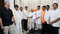 ಬಿಜೆಪಿಯಿಂದ ರಾಜ್ಯಪಾಲರ ಭೇಟಿ; 18 ಶಾಸಕರ ಅಮಾನತು ರದ್ದುಗೊಳಿಸುವಂತೆ ಮನವಿ