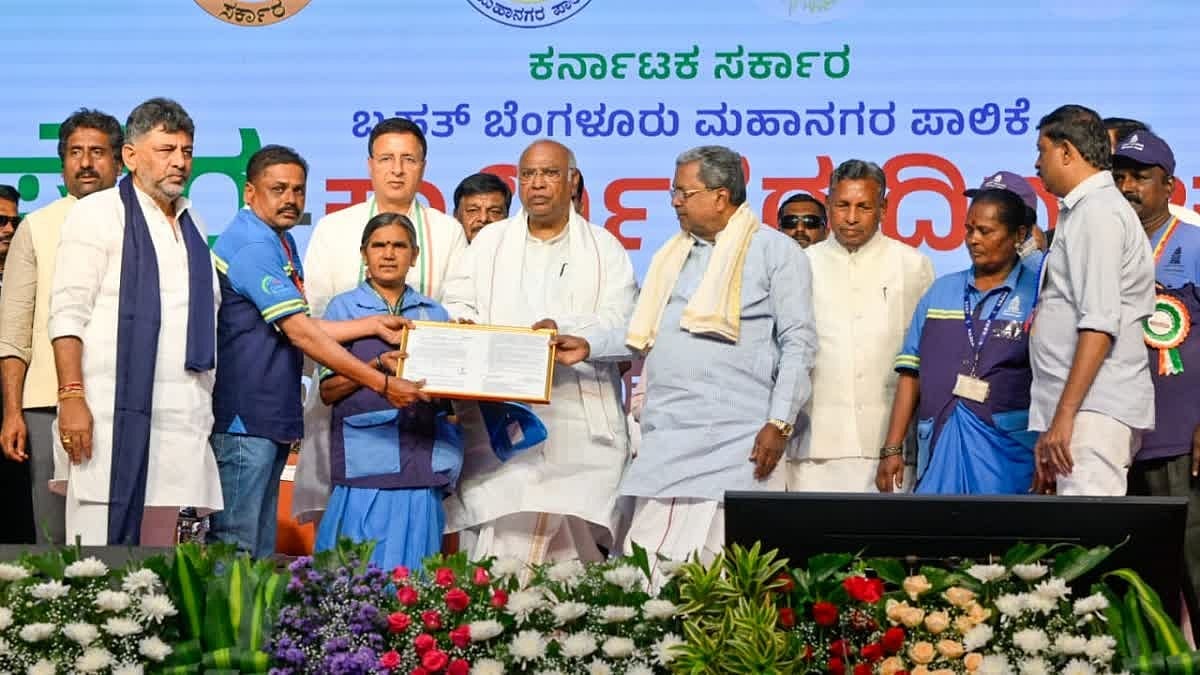 ಪೌರಕಾರ್ಮಿಕರಿಗೆ ಖಾಯಂ ನೇಮಕಾತಿ ಪತ್ರ ವಿತರಣೆ; ಮುಂದೆ ಚಾಲಕರು, ಸಹಾಯಕರು ಖಾಯಂ: ಸಿಎಂ ಘೋಷಣೆ