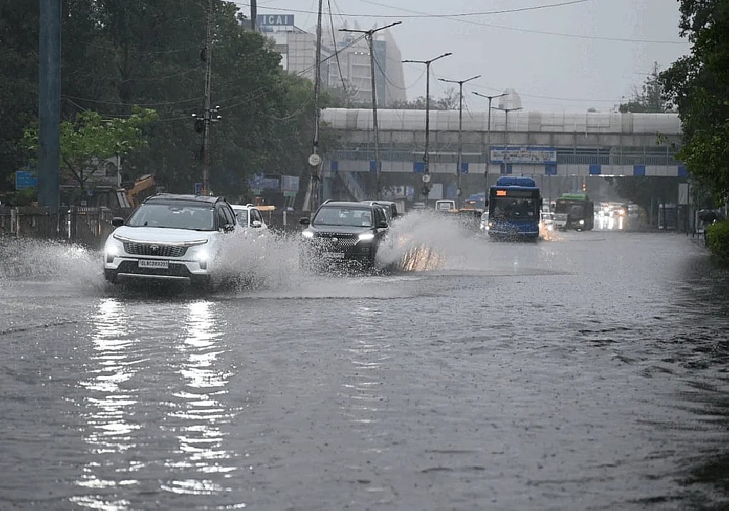 Delhi: ಬಿರುಗಾಳಿ ಮಳೆಗೆ ಮನೆ ಗೋಡೆ ಕುಸಿದು ಮೂರು ಮಕ್ಕಳು ಸೇರಿ ತಾಯಿ ಸಾವು; ವಿಮಾನ ಹಾರಾಟ ವ್ಯತ್ಯಯ; Video