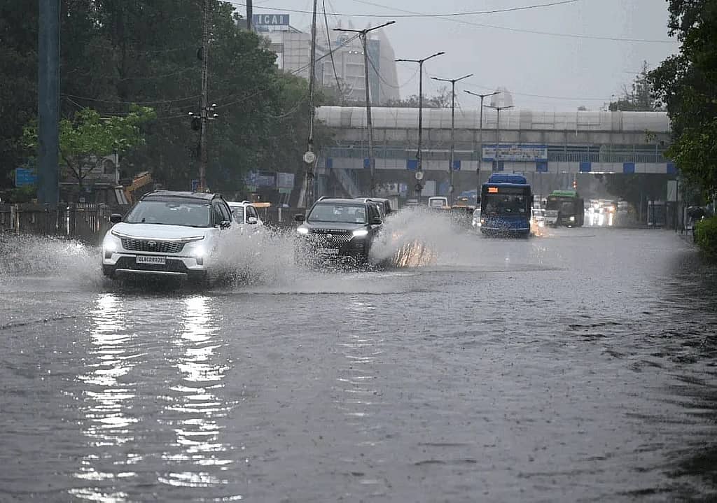 Delhi: ಬಿರುಗಾಳಿ ಮಳೆಗೆ ಮನೆ ಗೋಡೆ ಕುಸಿದು ಮೂರು ಮಕ್ಕಳು ಸೇರಿ ತಾಯಿ ಸಾವು; ವಿಮಾನ ಹಾರಾಟ ವ್ಯತ್ಯಯ; Video