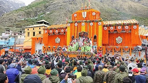 Uttarakhand: ಆರು ತಿಂಗಳ ಬಳಿಕ ಬದರಿನಾಥ ದೇಗುಲ ಬಾಗಿಲು ಓಪನ್: 15 ಟನ್ ಹೂವುಗಳಿಂದ  ಅಲಂಕಾರ

