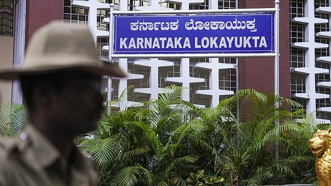 ಮೈಸೂರು: ₹20 ಸಾವಿರ ಲಂಚ ಪಡೆಯುತ್ತಿದ್ದ ಇಬ್ಬರು ಎಂಜಿನಿಯರ್ ರೆಡ್ ಹ್ಯಾಂಡ್ ಆಗಿ ಲೋಕಾಯುಕ್ತ ಬಲೆಗೆ!