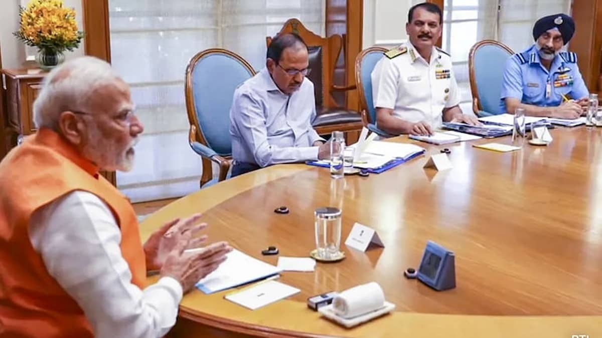 ಭಾರತದ ನಗರಗಳ ಮೇಲೆ ಪಾಕಿಸ್ತಾನ ಮತ್ತೆ ದಾಳಿ: ಸೇನೆ, ವಾಯುಪಡೆ, ನೌಕಾಪಡೆ ಮುಖ್ಯಸ್ಥರು, ರಕ್ಷಣಾ ಸಚಿವರೊಂದಿಗೆ ಮೋದಿ ಮಹತ್ವದ ಸಭೆ