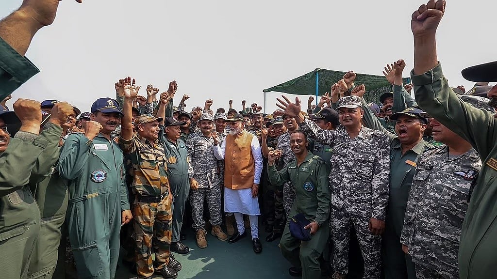 ಪಂಜಾಬ್: ಆದಮ್ಪುರ ವಾಯುನೆಲೆಗೆ ಪ್ರಧಾನಿ ಮೋದಿ ಭೇಟಿ, ಸೈನಿಕರೊಂದಿಗೆ ಮಾತುಕತೆ; Video