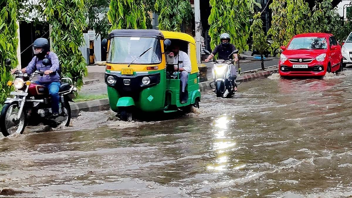 ಸಿಡಿಲು ಮಳೆಗೆ 25ಕ್ಕೂ ಹೆಚ್ಚು ಮರಗಳು ಧರೆಗೆ; ನಗರದ ಬಹುತೇಕ ರಸ್ತೆಗಳು ಜಲಾವೃತ, ವಾಹನ ಸವಾರರು ಹೈರಾಣ