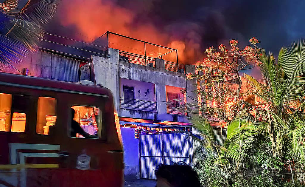 ಸೋಲಾಪುರ: ಕಾರ್ಖಾನೆಯಲ್ಲಿ ಭಾರಿ ಅಗ್ನಿ ಅವಘಡ; ಮಾಲೀಕ, ಅವರ ಮೊಮ್ಮಗ ಸೇರಿ 8 ಮಂದಿ ಸಜೀವ ದಹನ