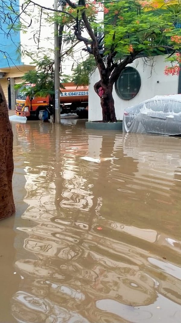 Bengaluru Rain: ರಸ್ತೆಗಳು ಜಲಾವೃತ, JCB, Tractor ಗಳಲ್ಲಿ ಅಧಿಕಾರಿಗಳ ಪರಿಶೀಲನೆ