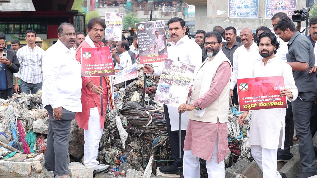 ಮಳೆ ಹಾನಿ ಪ್ರದೇಶಕ್ಕೆ BJP ನಾಯಕರ ಭೇಟಿ: 'ಬ್ಯಾಡ್ ಬೆಂಗಳೂರು' ಪೋಸ್ಟರ್ಗಳ ಪ್ರದರ್ಶನ; ಸರ್ಕಾರದ ವಿರುದ್ಧ ಕಿಡಿ