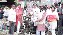 ಮಳೆ ಹಾನಿ ಪ್ರದೇಶಕ್ಕೆ BJP ನಾಯಕರ ಭೇಟಿ: 'ಬ್ಯಾಡ್‌ ಬೆಂಗಳೂರು' ಪೋಸ್ಟರ್‌ಗಳ ಪ್ರದರ್ಶನ; ಸರ್ಕಾರದ ವಿರುದ್ಧ ಕಿಡಿ
