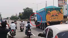 Truck Hijack ತಡೆಯಲು ಹೋದ ಪೊಲೀಸ್ ಅಧಿಕಾರಿಯನ್ನೇ ಹೊತ್ತೊಯ್ದ ಚಾಲಕ; ಹೆದ್ದಾರಿಯಲ್ಲಿ ಸಿನಿಮೀಯ ಚೇಸ್; Video