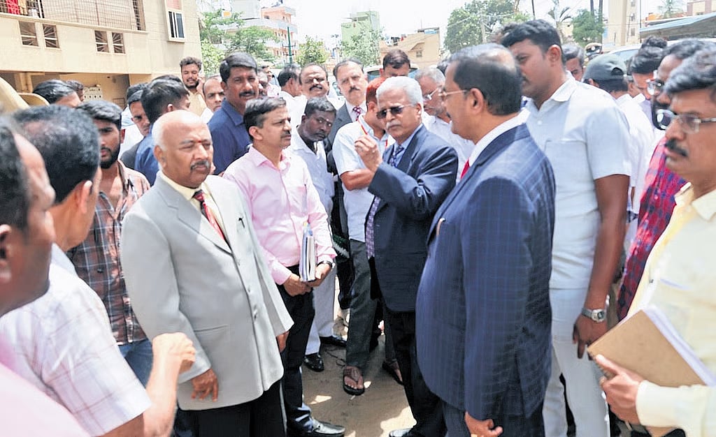 ಬೆಂಗಳೂರು: ಪ್ರವಾಹ ಪೀಡಿತ ಪ್ರದೇಶಗಳಿಗೆ ಲೋಕಾಯುಕ್ತ ಭೇಟಿ; ಅಧಿಕಾರಿಗಳ ವಿರುದ್ಧ ಗರಂ, ಸ್ವಯಂಪ್ರೇರಿತ ಪ್ರಕರಣ ದಾಖಲು